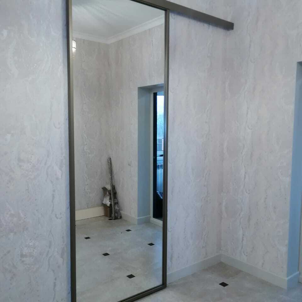 алюминиевая зеркальная перегородка в квартиру